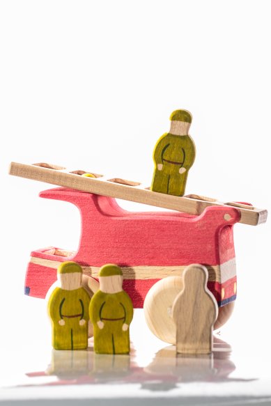 Утварь и подарки Деревянная игрушка «Машинка пожарная с экипажем».